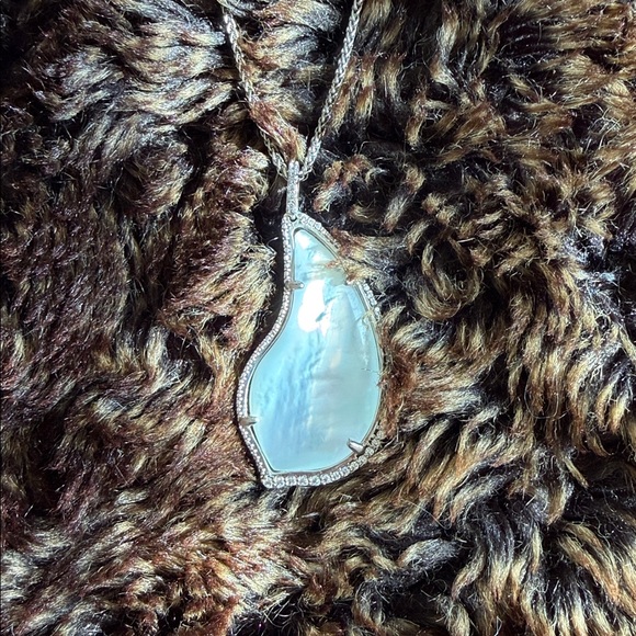 Kendra Scott Chic Silver Teardrop Pendant Necklace Set w/ ivory mother of pearl - Picture 3 of 4